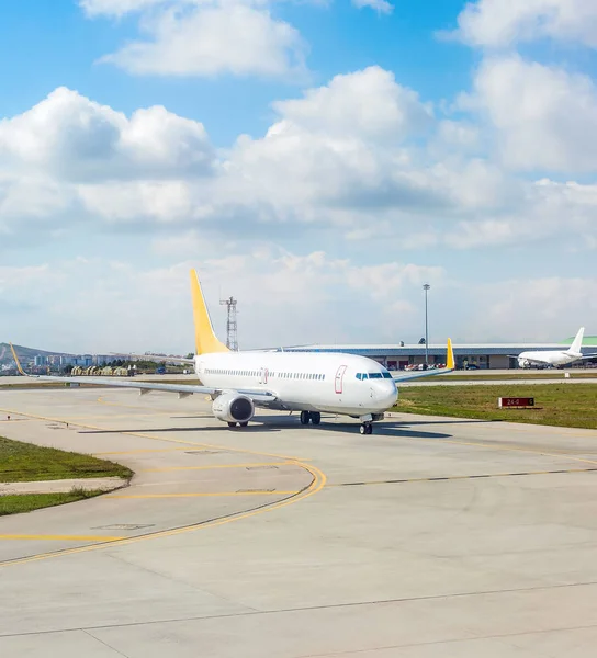 Avião Pista Partindo Aeroporto Sol Horizonte Nublado Fundo Istambul Turquia — Fotografia de Stock