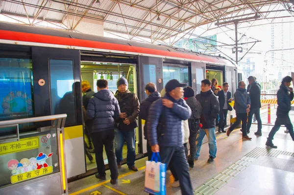 Люди, які залишають поїзд Шанхай метро — стокове фото