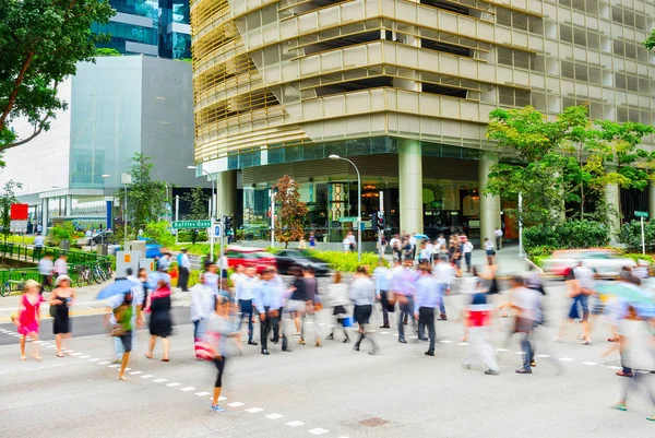 Les gens traversent les affaires routières Singapour — Photo