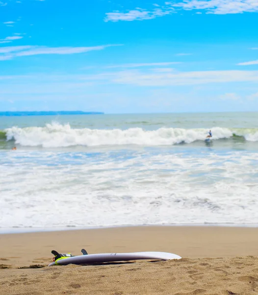 Surfbrett am Sandstrand — Stockfoto