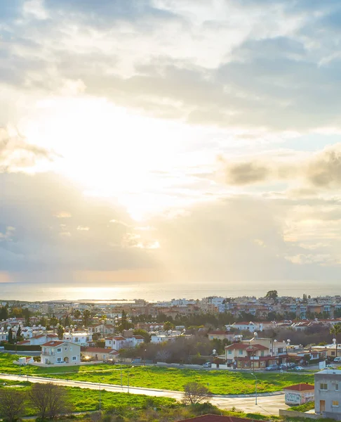 Paesaggio urbano di Paphos alla luce del sole della sera — Foto Stock