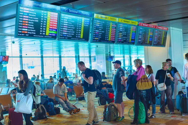 Wachtrijen voor mensen in wachtrij luchthaven Singapore — Stockfoto