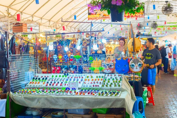 Turistas mercado noturno Tailândia — Fotografia de Stock