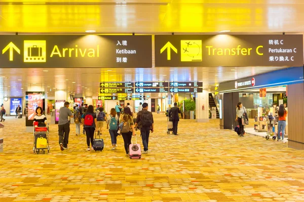 Changi repülőtér terminál emberek Szingapúr — Stock Fotó