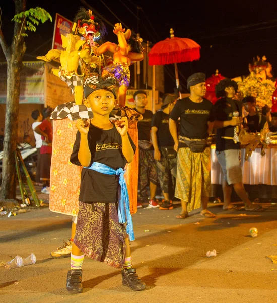 Jongen met Nyepi figuren, Bali — Stockfoto