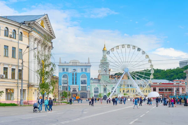 Emberek kompok Wheel Kiev, Ukrajna — Stock Fotó