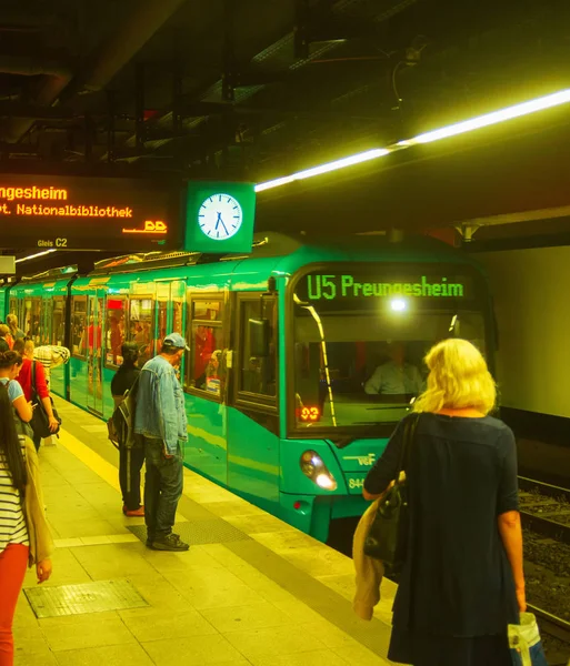 Tren que llega a la plataforma del metro — Foto de Stock