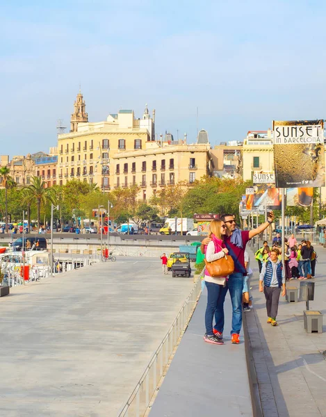 Pareja tomando selfie, Barcelona marina — Foto de Stock