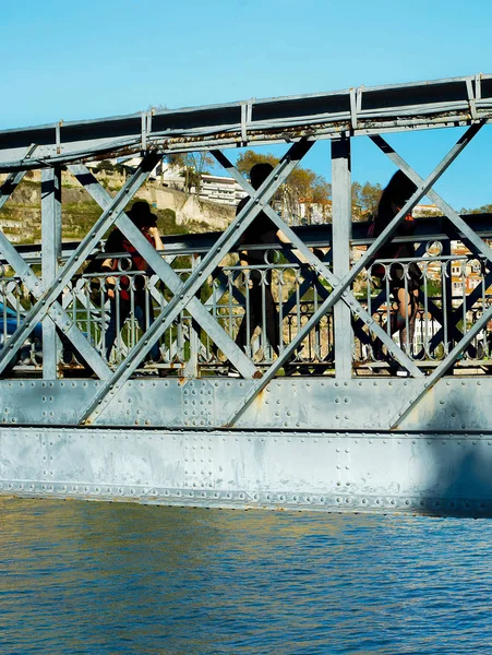 İnsanlar Dom Luis köprüsünde — Stok fotoğraf