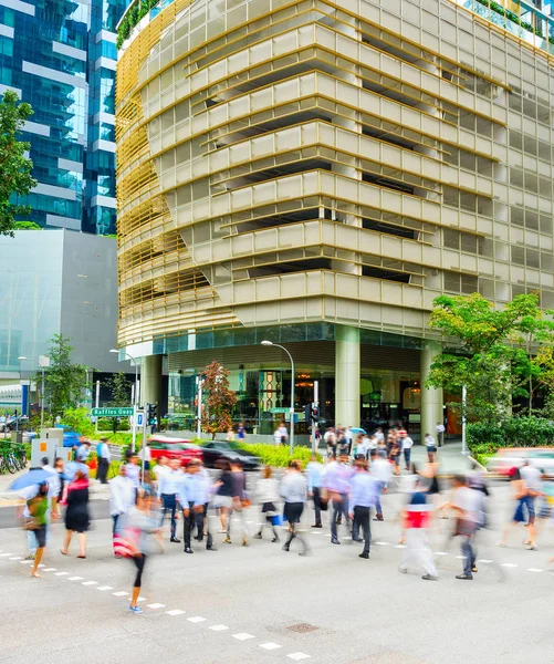 Crowded crossroad, negócios no centro de Singapura — Fotografia de Stock