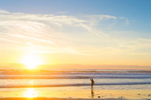 Surfer ocean beach sunset background — Stock Photo, Image