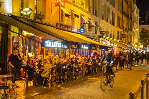 Ludzie ulica restauracja Paryż noc — Zdjęcie stockowe