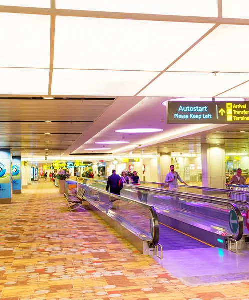 People travolator, Changi luchthaven Singapore — Stockfoto