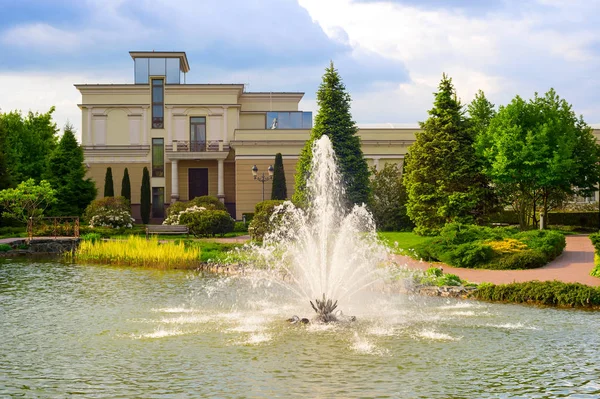 Fontein vijver Mezhyhirya Residence attractie — Stockfoto