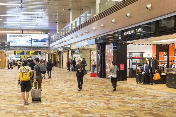 Changi nemzetközi repülőtér csarnok emberek — Stock Fotó