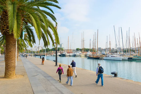 Personnes marchant à Barcelone Port Vell — Photo