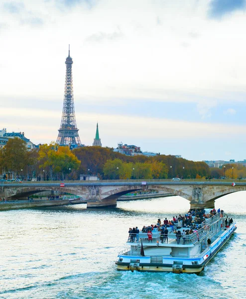 ΤΟΥΡΙΣΤΙΚΟ σκαφος Sienna ποταμού, Παρίσι — Φωτογραφία Αρχείου