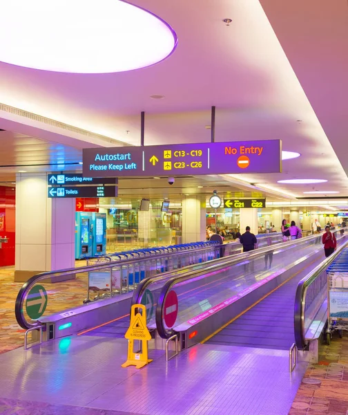 Pessoas viajante Changi aeroporto Singapura — Fotografia de Stock