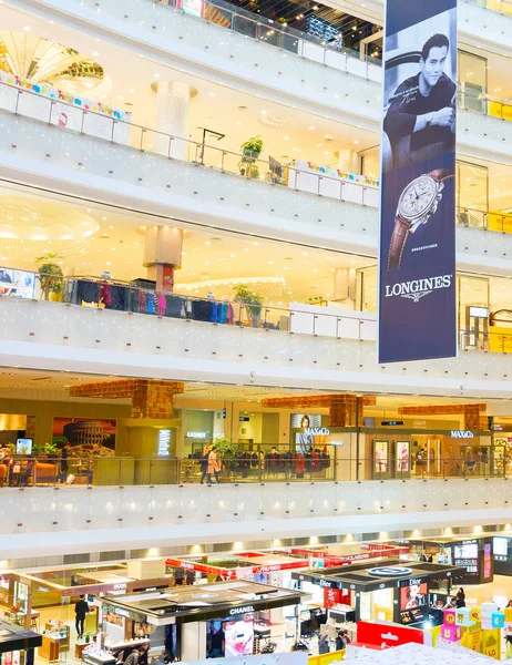 Pusat perbelanjaan Dunia Baru Shanghai — Stok Foto