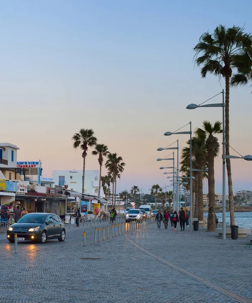 Mensen Paphos Cyprus promenade toerisme — Stockfoto