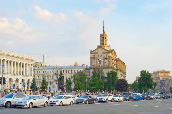 Traffic jam Khreschatyk street Kiev — Stock Photo, Image