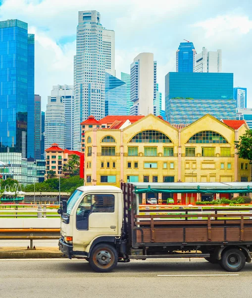 Camion sur autoroute, Paysage urbain de Singapour — Photo