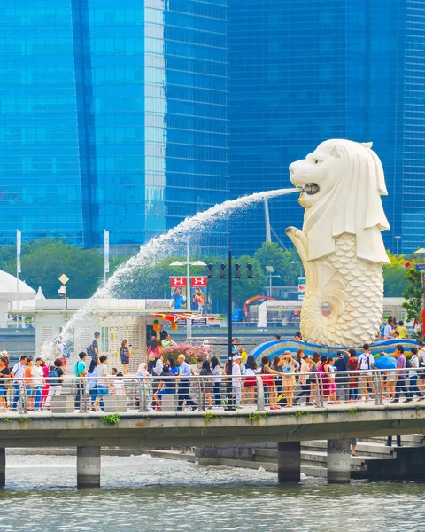 Touristen drängen sich um singapore Löwen — Stockfoto