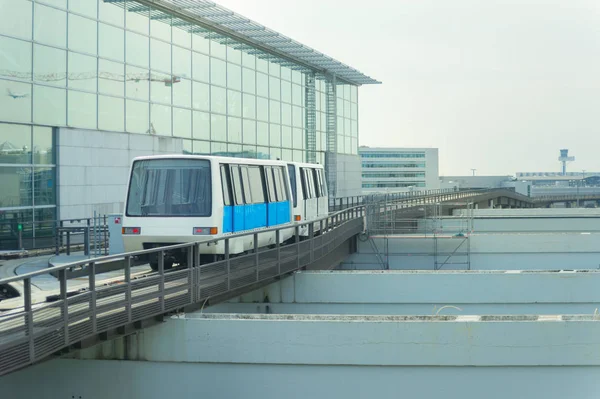Tåg mellan Frankfurts flygplatsterminaler — Stockfoto