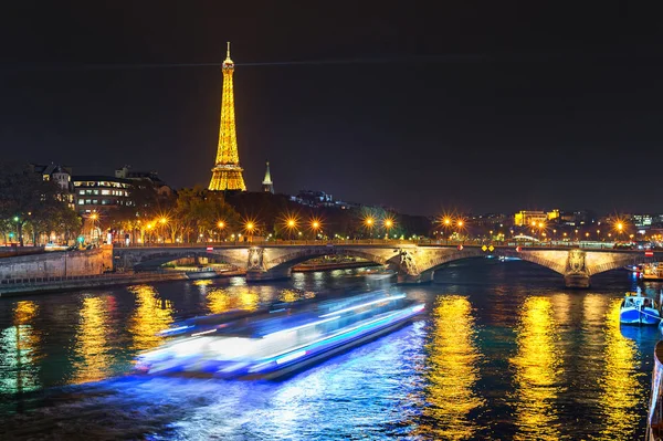 Turistická loď Eiffel Tower Paříž — Stock fotografie