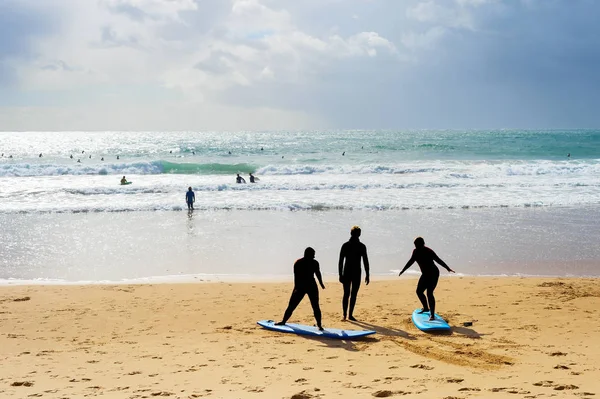 サーフィンスクールレッスンビーチポルトガル — ストック写真