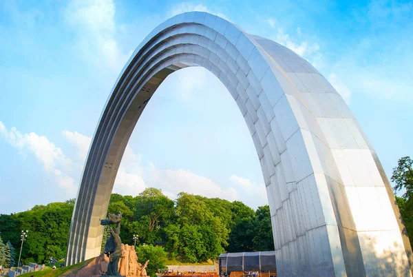 Arco de la amistad del pueblo Skyline Kiev — Foto de Stock