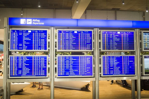 Vluchten informatie Board Airport Terminal — Stockfoto