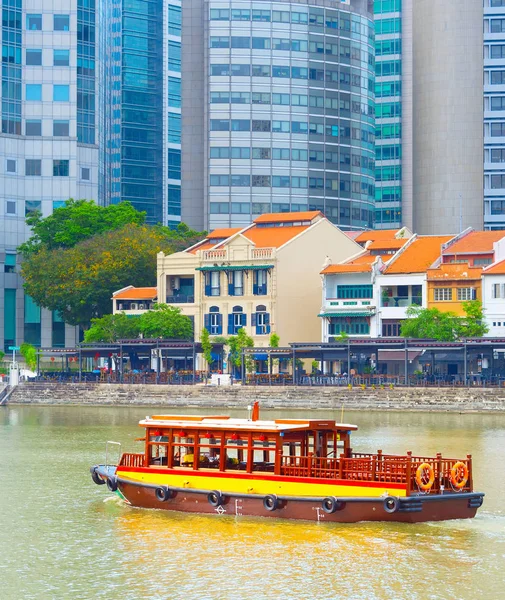 Tourist boat quay Singapore river — Stockfoto