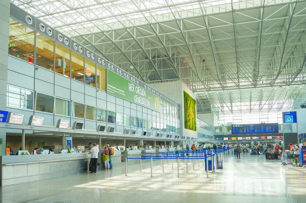 People ticket flughafen frankfurt halle — Stockfoto