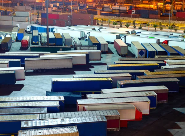 Barcelonský komerční přístav, kontejnery, nákladní automobily — Stock fotografie
