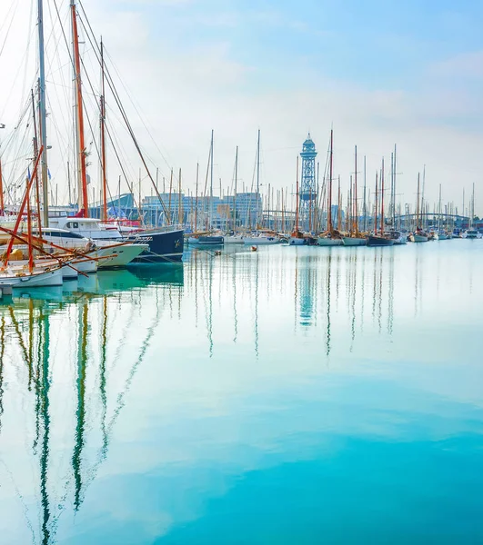 Iates e veleiros, Barcelona marina — Fotografia de Stock