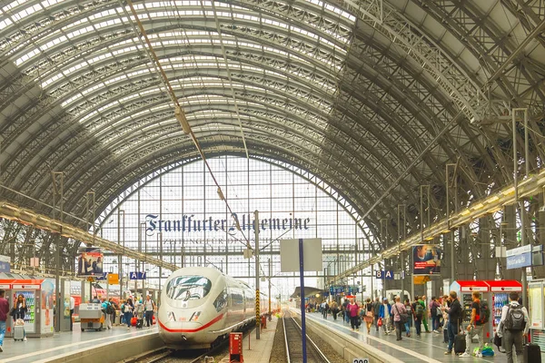 A modern vonat Frankfurt állomás — Stock Fotó