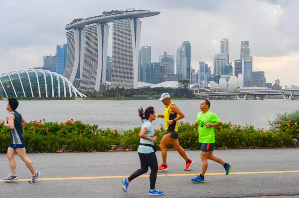 People running river Singapore Donwtown — Stock Photo, Image