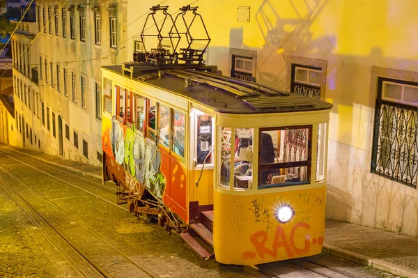 Funicular à noite. Lisboa, Portugal — Fotografia de Stock