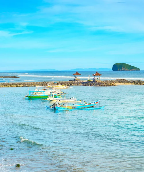 Bali île de paysage marin tropical, bateaux — Photo