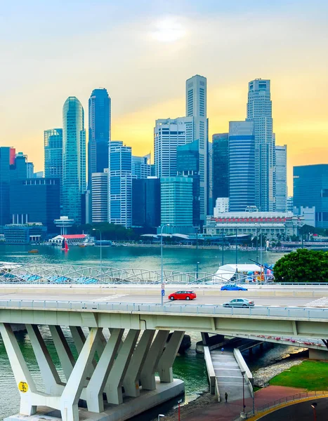 Singapur Downtown coches transporte paso elevado —  Fotos de Stock