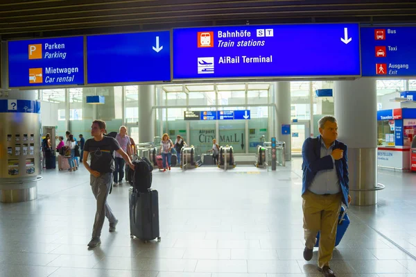 人々の荷物フランクフルト空港ドイツ — ストック写真