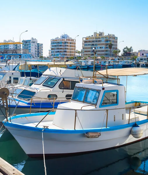 Αστικό τοπίο στη μαρίνα της Λάρνακας, γιώτ, βάρκες — Φωτογραφία Αρχείου