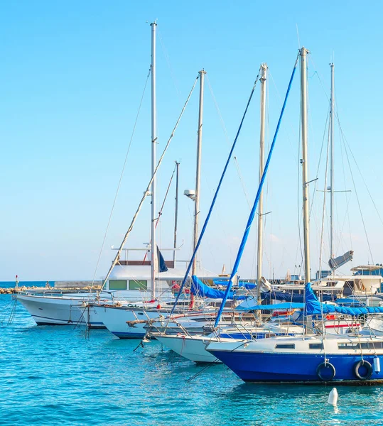 塞浦路斯拉纳卡码头的游艇 — 图库照片