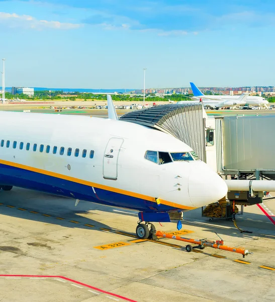 Vliegtuig gangpad vliegveld landingsbaan — Stockfoto