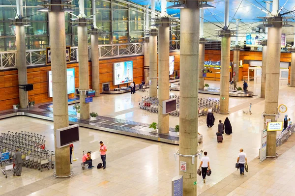 People luggage conveyor airport Tehran — Stock Photo, Image