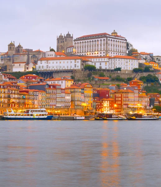Arquitectura de terraplén del casco antiguo de Porto — Foto de Stock