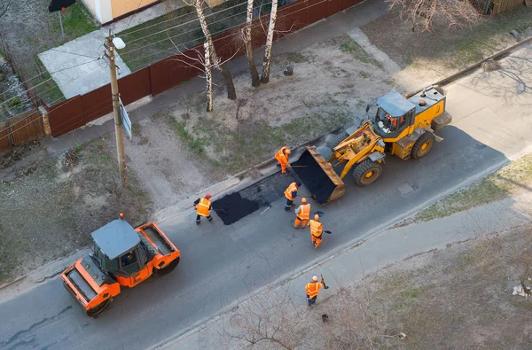 Carretera de fijación, asfalto, excavadoras personas — Foto de Stock