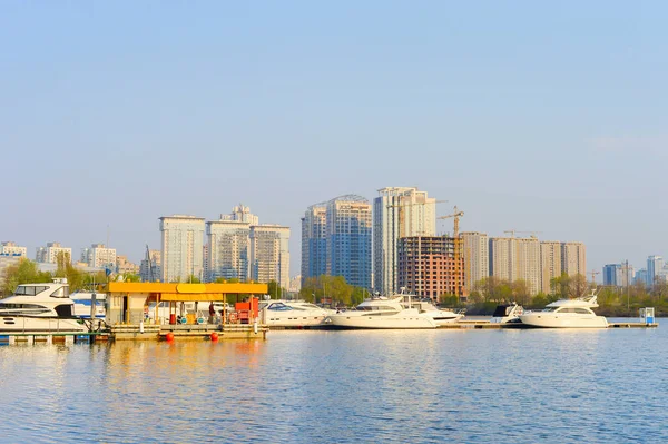 Yat marina benzin istasyonu şehri. — Stok fotoğraf