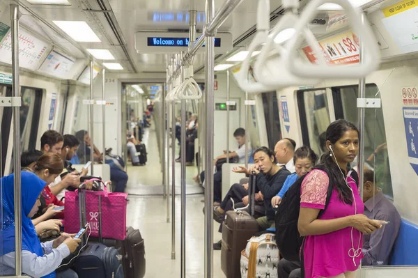Singapor MRT emberek metró vonat — Stock Fotó